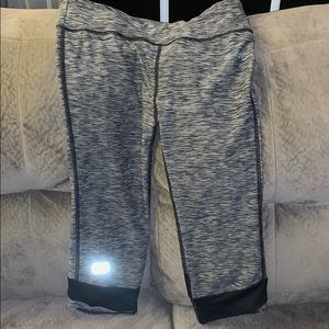Small Under Armour Cropped Leggings